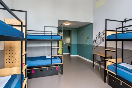 Stayokay Hostel Amsterdam Oost Отели рядом с достопримечательностью «Stichting The Network University»