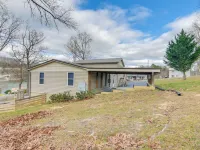 Apt w/ Lake Views - Day Trip to Virginia Tech! Hoteles en Condado de Pulaski