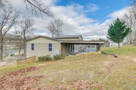 Apt w/ Lake Views - Day Trip to Virginia Tech! Отели в г. Пуласки