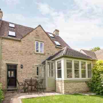 3 Painters Field Hotel Exterior