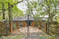 Close to Trails! Seven Devils Retreat w/ Hot Tub -  Privatzimmer