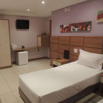 Hotel Luni Hotels near Santana