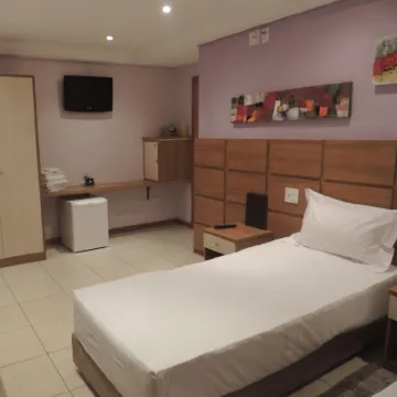 Hotel Luni Hotels near Santana