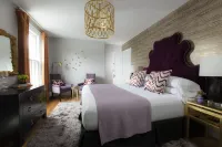 Gilded Hotels near Chateau-sur-Mer