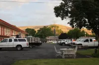 Ephrata Inn Motel - parking