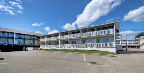 Waves Oceanfront Resort - parking