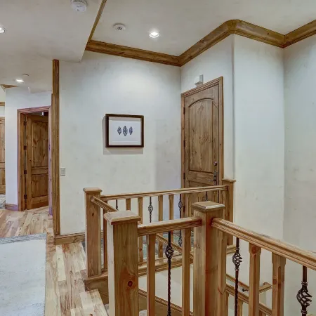 4Br Plus Den Platinum Townhome, Walk to Lift Townhouse