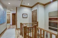 4Br Plus Den Platinum Townhome, Walk to Lift Townhouse