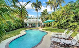 The Blue Pearl - Soak up Views from a Scenic Poolside Upper Deck