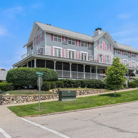 Harbor House Inn