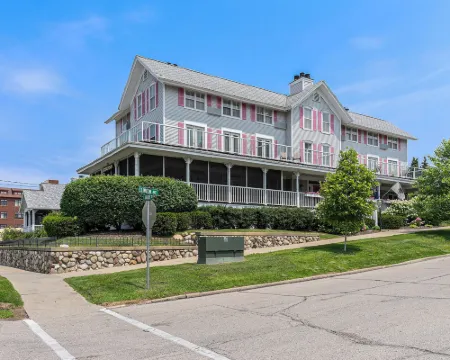Harbor House Inn Hotels in Grand Haven