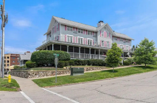 Harbor House Inn فنادق في 