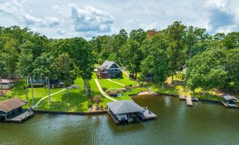 Luxe Lake Sinclair Living Private Dock and Beach!