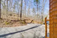 Honey Bear Pause: Rural Escape w/ Porch & Hot Tub! - balcony