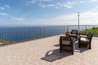 Casa Raimunda, Modern house with 2 bedrooms, views to the ocean and Arco. Hotels in Arco da Calheta