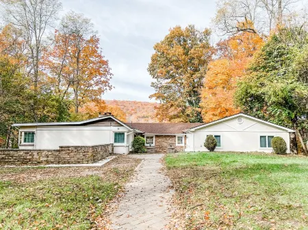 Boho New Jersey lake house 1 hour from NYC Отели в г. Джефферсон