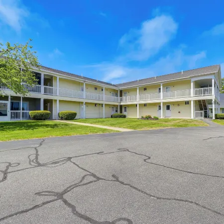 2 Mi to Drakes Island Beach: Condo w/ Porch!