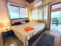 Gorgeous, LARGE, peaceful! Perfect location!