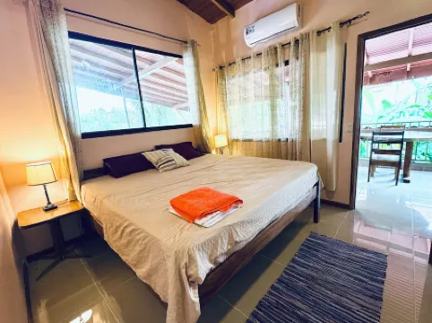 Gorgeous, LARGE, peaceful! Perfect location!