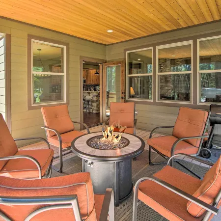 Modern-Rustic Ronald Getaway Hot Tub, Grill!