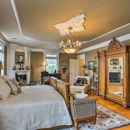 Historic Cedar Hill Mansion on Large Farm w/ Pool!