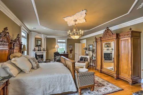 Historic Cedar Hill Mansion on Large Farm w/ Pool! - Wifi