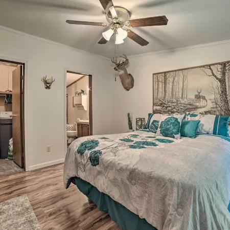 Cozy Hale Home Between Long & Loon Lakes!