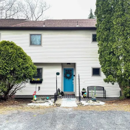 Mtn-View Gem w/ Deck & Hot Tub in Tannersville