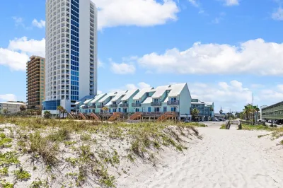 2BR Condo Beach Access Pool and Walk to Hangout Hotels in 