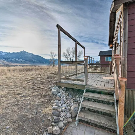 Romantic Gem w/ Mtn Views! Day Trip to Yellowstone