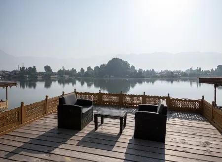 Mascot Houseboats Отели рядом с достопримечательностью «Индира Ганди Мемориал Тьюлип Гарден»