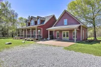 Private Pool & Deck: Quiet Countryside Escape - parking
