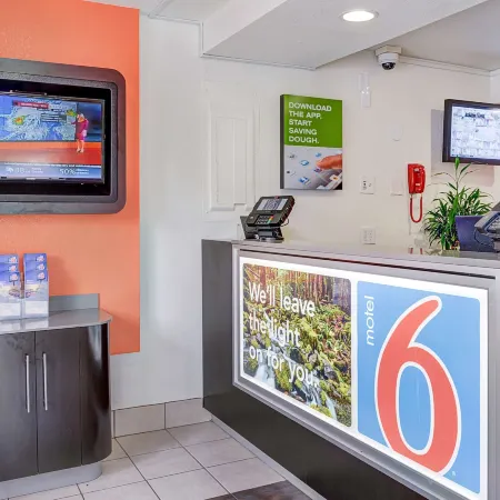 Motel 6 Portland, or - Central Отели рядом с достопримечательностью «Маунт Табор Парк»