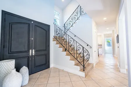 Spacious Mediterranean 5-bedroom house with AC, WiFi in marvelous Los Angeles