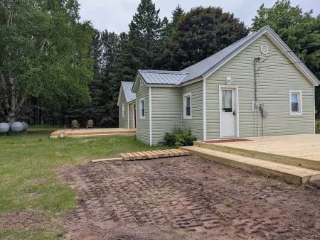 Amazing Lake Superior View from Ridge Road w/2 Car Heated Garage, Pet Friendly