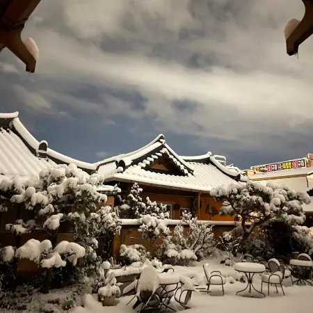 Hanok Hyeyum Отели рядом с достопримечательностью «Ворота Пхуннаммун»