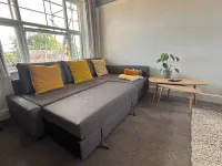 Modern 2-bed Victorian Apartment - Sleeps 6 & Pets Hotels in Odcombe