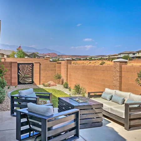 Community Pool & Private Hot Tub: Washington Home!