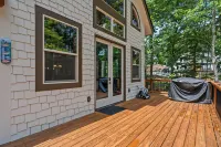 NEW Charming family friendly 3-bedroom cabin on serene Lake Keowee with Dock
