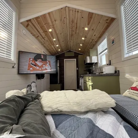Tiny House with Bear Mountain Views.... Only 25 Minutes outside of Anchorage