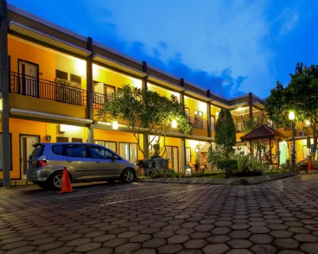 Guest House Rumah Wahidin Syariah Hotels in Mayangan