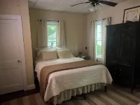 Charming 1 bedroom Stony Brook cottage -walking distance to village & university Hotel a Stony Brook