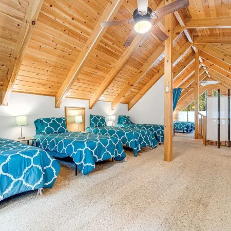 Twin Creeks Lodge by AvantStay 33 Acre Retreat