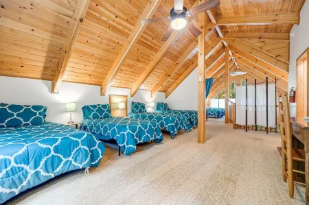 Twin Creeks Lodge by AvantStay 33 Acre Retreat