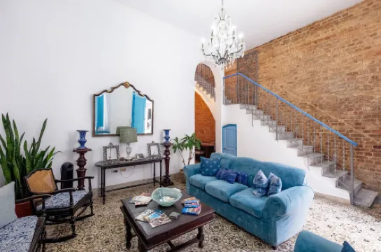 Blanc Blue 1924 - Colonial Suites