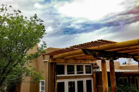 Peaceful Suite in Desert Inn-Santa Clara King Room