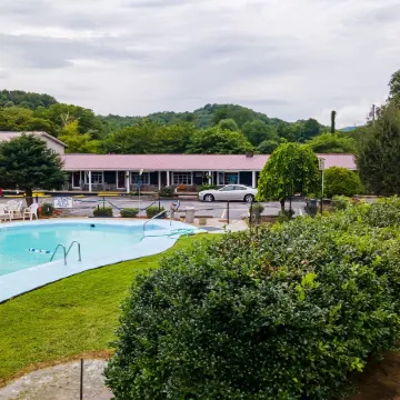 Lloyd's on the River Country Inn by OYO