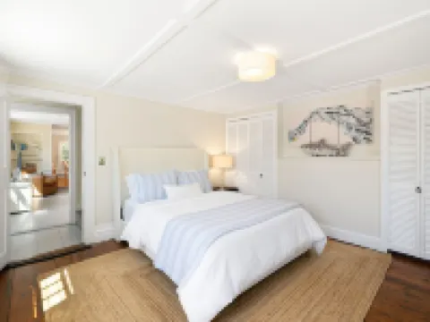 Steps from Javes St Shops, BBQ & Outdoor Shower โรงแรมในSandwich