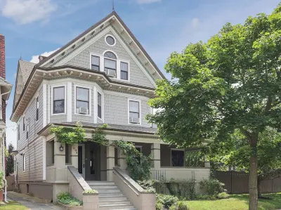 Grand Renovated Victorian - Great Location Just Blocks from Beach and Downtown Отели в г. 
