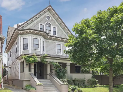 Grand Renovated Victorian - Great Location Just Blocks from Beach and Downtown
